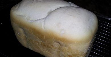 Pan sin gluten en panificadora desmoldado: deja enfriar antes de cortar
