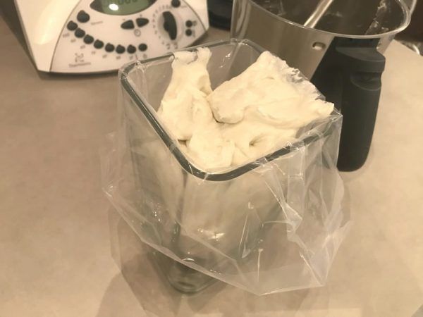 Echa la masa de la baguette de pan sin gluten en la manga pastelera